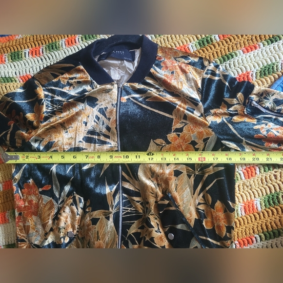 Zara Basic Floral Print Velvet Track Jacket - Picture 3 of 11